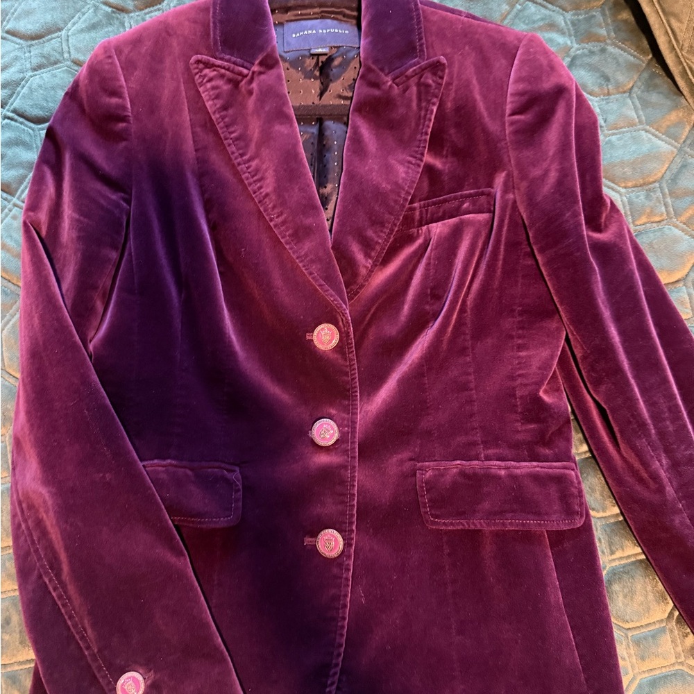 Clearance! Banana Republic Women's Velvet Deep Plum Blazer Size 8 - Picture 3 of 4